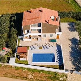 6 bedroom villa with pool near Pula, sleeps 12